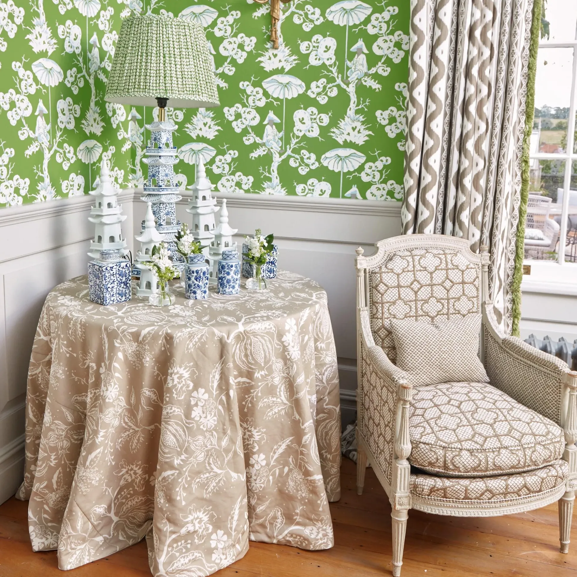 Chinoiserie Pagoda Lamp